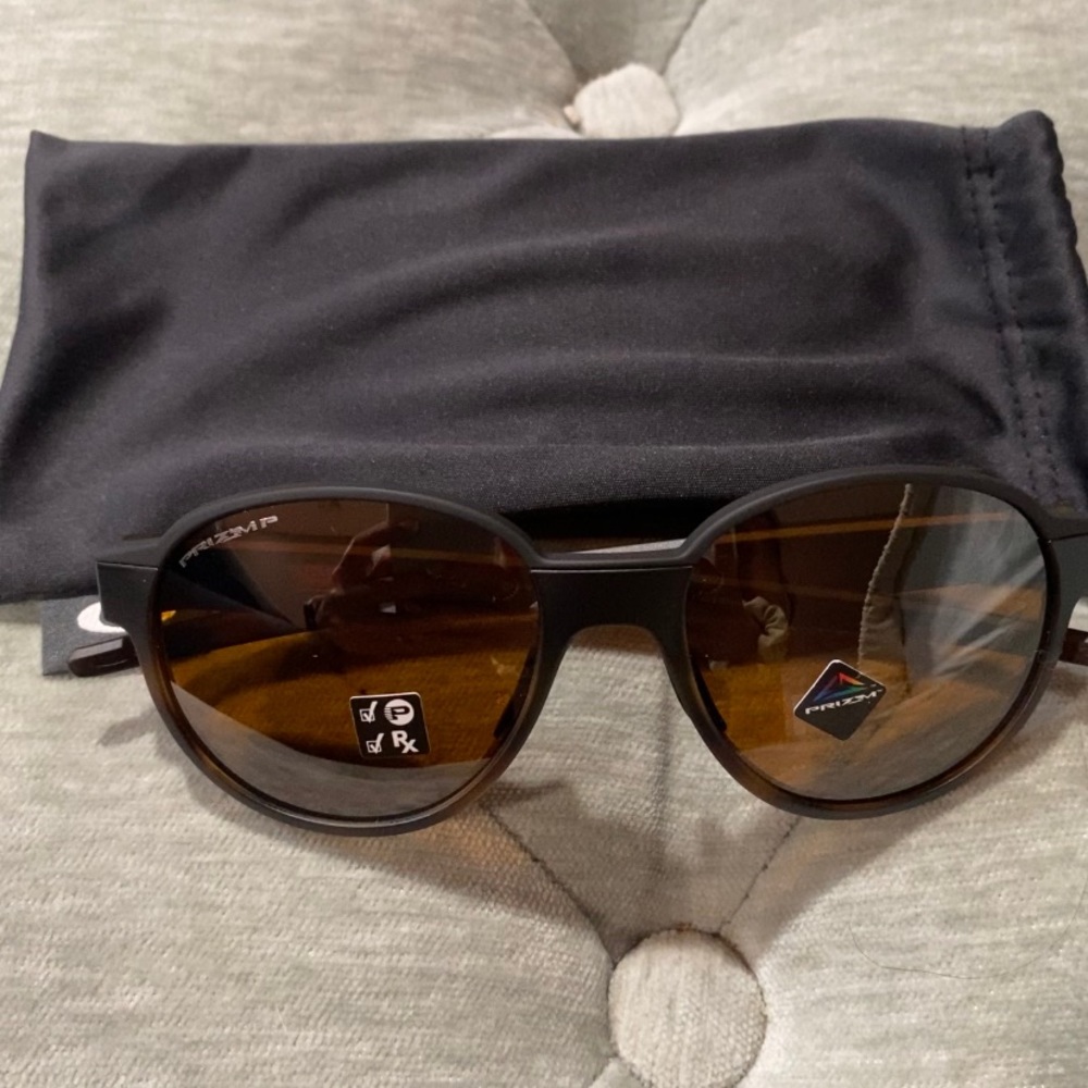 Women’s Oakley sunglasses - coin flip